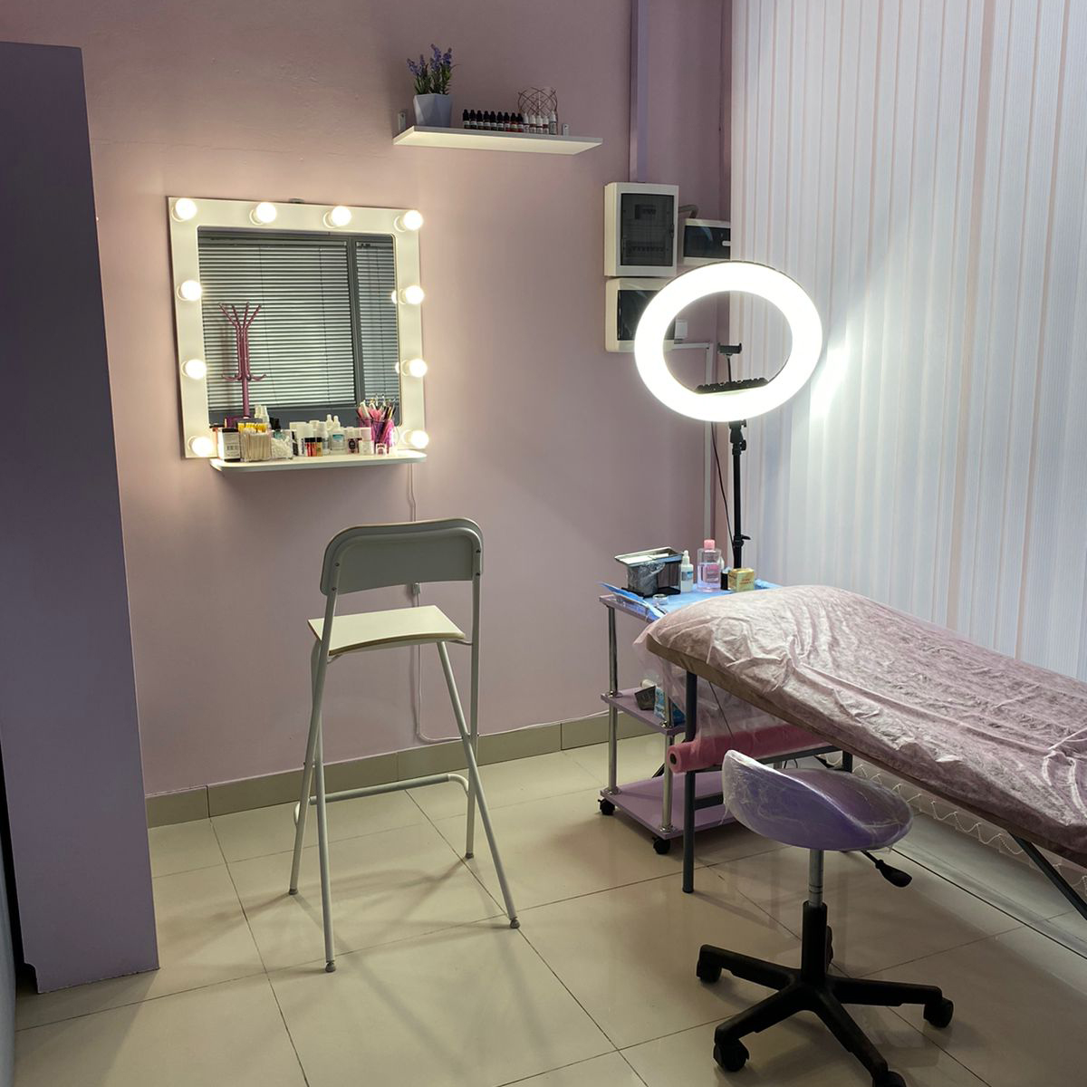 наращивание аренда. обустройство комнаты для наращивания ресниц. салон наращивания ресниц интерьер. рабочее место мастера по наращиванию ресниц. бровист салон.