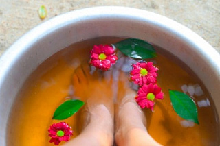 Польза солевых и контрастных ванночек для ног: эффективные рецепты